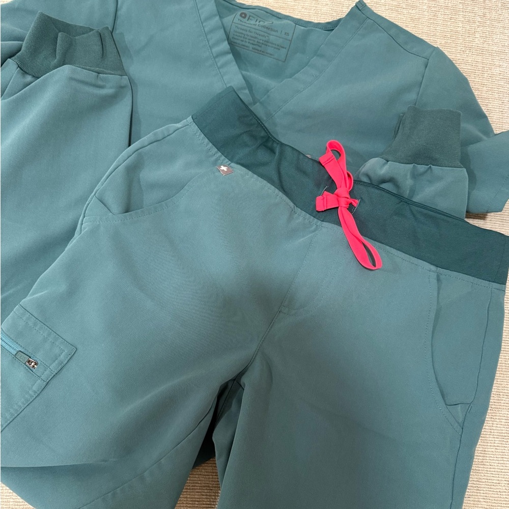 XS Figs Teal Jogger scrub set - Picture 2 of 8